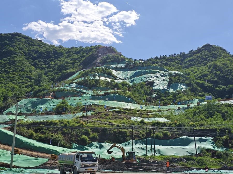 二道河水库发展右坝肩施工
